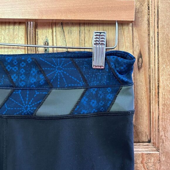 Lululemon 6 Cropped Capri Leggings Black Blue Athletic Gym Zippered Pocket Mesh - Picture 2 of 6